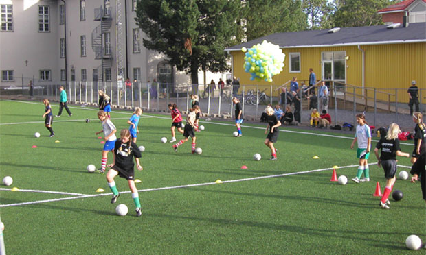 Genusrelationer i samtränad fotboll: Gränser och utmaningar i ett Idrottslyftsprojekt