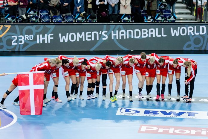 En bog der trækker nogle lange linjer op i sin første del og præsenterer relevante og inspirerende overvejelser i den anden